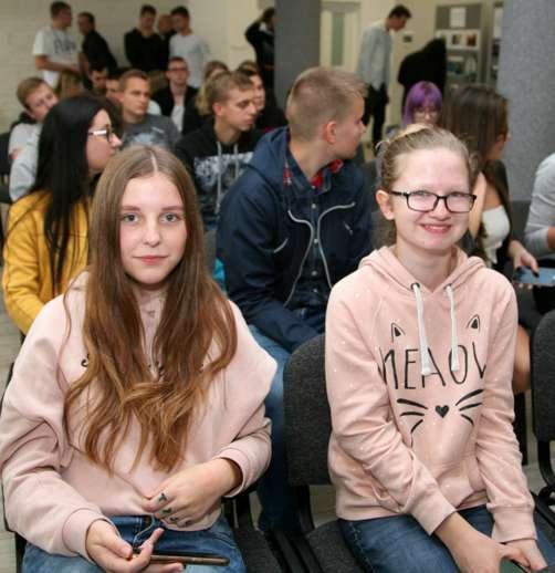 Przewodniczący jury przedstawiając skład zespołu oceniającego prezentacje konkursowe