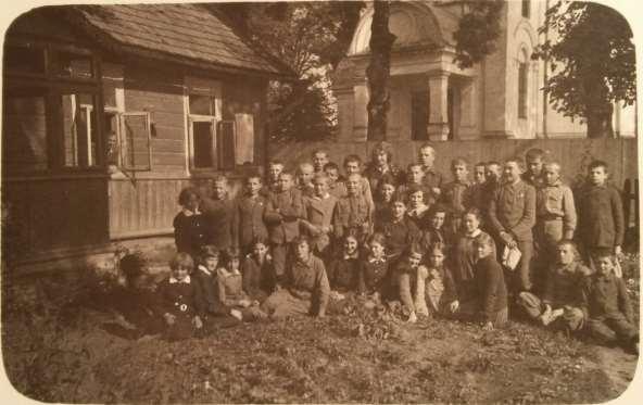 Monografia parafii greckokatolickiej i prawosławnej Zaśnięcia Bogurodzicy/ 29 Zdjęcie 2 Rok 1938, 18 października. Grabowiec. Uczniowie klasy VII b 7 klasowej Publicznej Szkoły Powszechnej w Grabowcu.