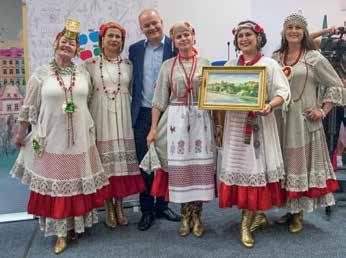 Przywitanie gości Vistula Folk Festival 2017 w ratuszu. Na zdjęciu prezydent Płocka Andrzej Nowakowski z zespołem Otrada z miasta partnerskiego Płocka Mytyszczi w Rosji. Szanowni Państwo!