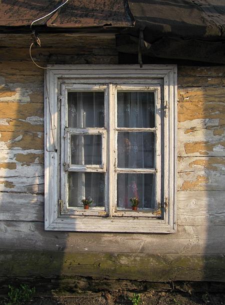 Możliwości i urządzenia służące do poprawy efektywności energetycznej budynku termomodernizacja Duże straty ciepła spowodowane są także przez okna i drzwi starego typu.