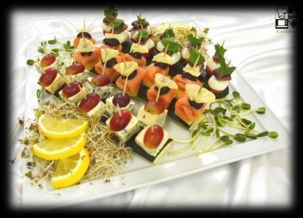 Wigilia z Masters Catering Bufet zimny i przekąski Kompozycja Wigilijnych różności 25 porcji / 135 zł 5 x tymbaliki z łososia 5 x