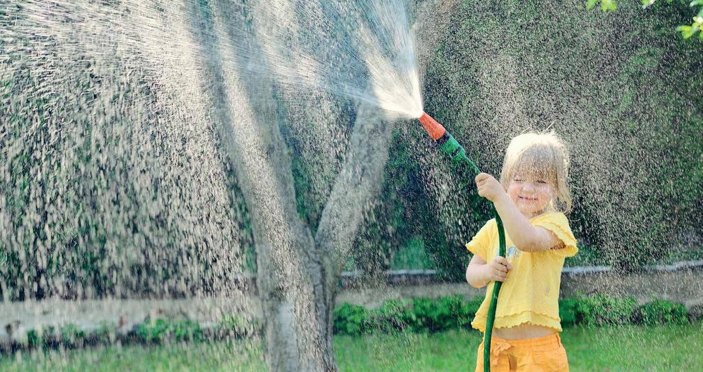 Na szczęście natura hojnie zaopatruje nas w mnóstwo świeżej wody poprzez niezliczone rzeki, jeziora, źródła podziemne, a przede wszystkim okresowe i ciągłe opady deszczu przez cały rok.