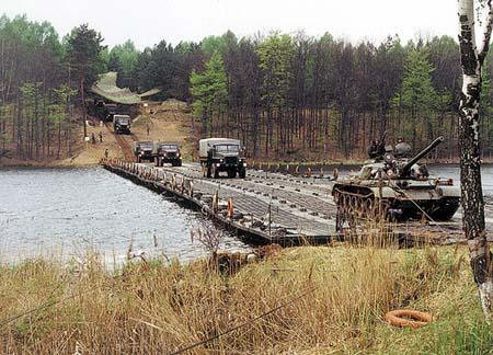 Te informacje pozwoliły określić, że projektowany blok pontonowy w położeniu transportowym może skrajnie zajmować przestrzeń 2,65 m x 3 m x 13 m (W x B x L).