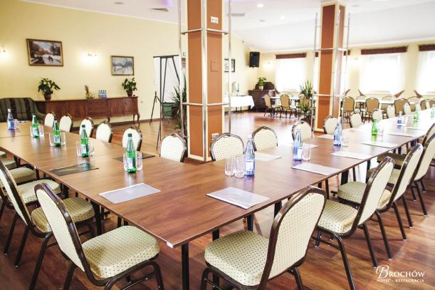 Sala Bankietowa przeznaczona do organizacji przyjęć weselnych, uroczystości rodzinnych i biznesowych, mogąca gościć do 50 osób.