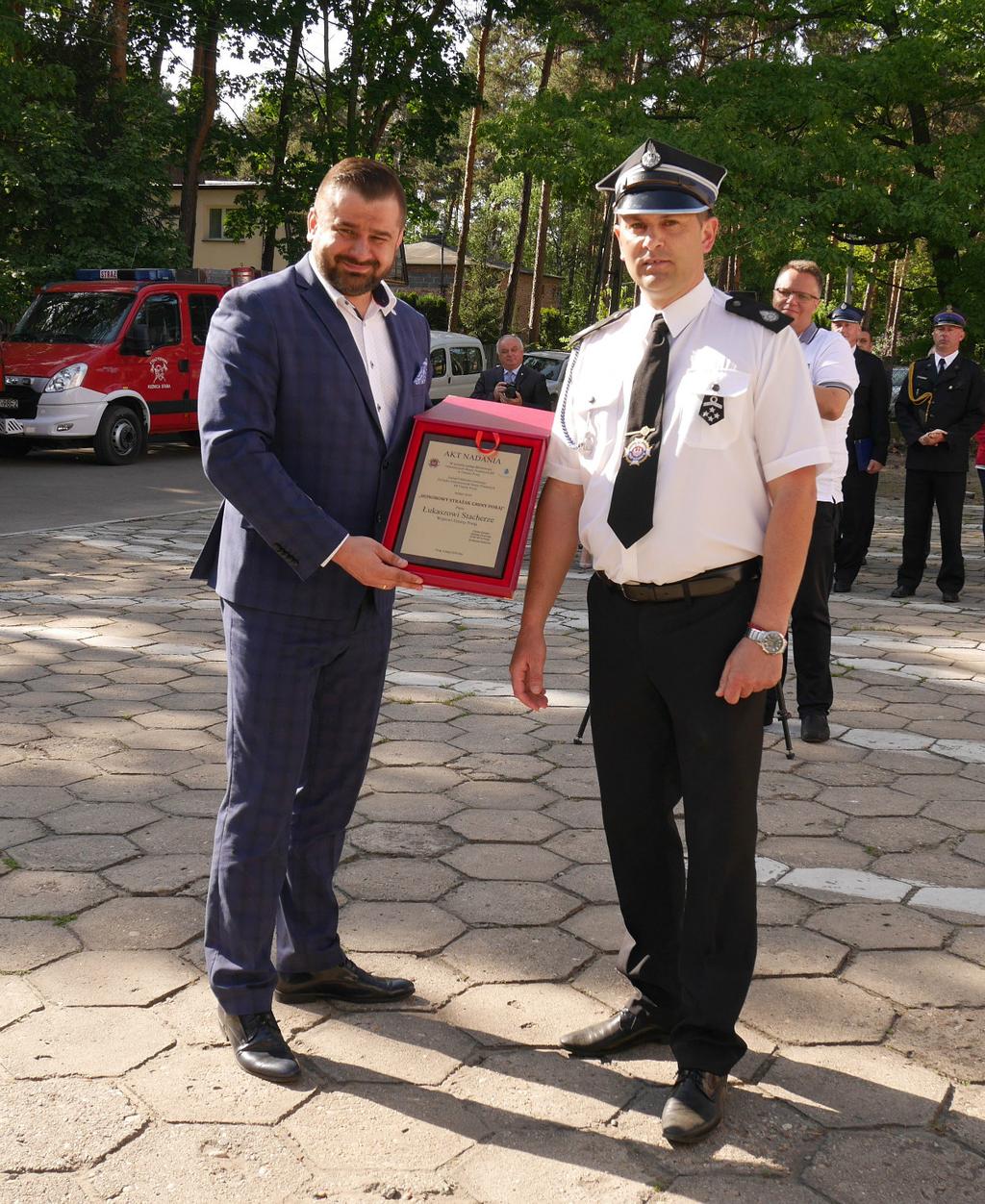 Po ceremonii dekoracji zasłużonych strażaków wójt Łukasz Stachera w przemówieniu złożył wszystkim strażakom życzenia z okazji ich święta i podziękował, że mimo stale wzrastającego zakresu zadań i