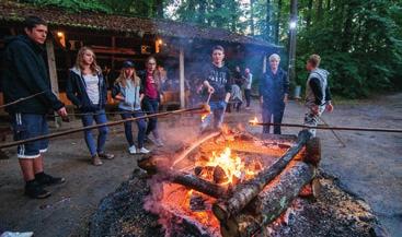 ZAKWATEROWANIE Wszyscy uczestnicy zakwaterowani są w: - pawilonie w pokojach 2-4 osobowych, - domkach murowanych 10 osobowych z łazienkami. Każdy domek wyposażony jest w lodówkę i TV.