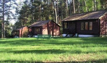 ZAKWATEROWANIE Wszyscy uczestnicy zakwaterowani są w domkach 6 osobowych z łazienkami. Każdy domek wyposażony jest w lodówkę i czajnik. WYŻYWIENIE Posiłki serwowane są w przestronnej stołówce.