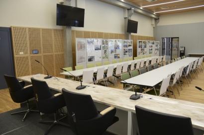 Sala A o powierzchni ponad 410 m2 jest idealnym miejscem do organizacji spotkań dla 450 osób. Sala posiada nagłośnienie sufitowe dla tzw.