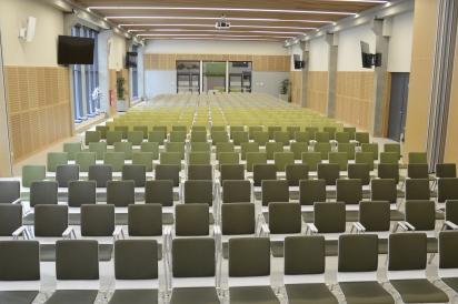Wydzielając mniejszą salę konferencyjną na 250 300 osób, można uzyskać powierzchnię wystawienniczą (do dowolnej aranżacji na podestach) z