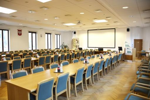 INSTYTUT BADAWCZY LEŚNICTWA OFERUJE DO WYNAJĘCIA RÓWNIEŻ: SALE KONFERENCYJNE MAŁE Dwie małe sale konferencyjna mieszczące do 40 osób każda.
