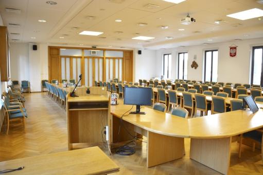 Sale z kameralną atmosferą, ustawienie krzeseł typu podkowa. Sala wyposażona w media: rzutnik,. komputer,. ekran.