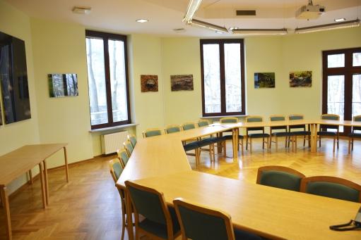 Ustawienie krzeseł w literę E. Przestronne foyer przed salą jest pomieszczeniem do przygotowania przerwy na kawę oraz lunchu.