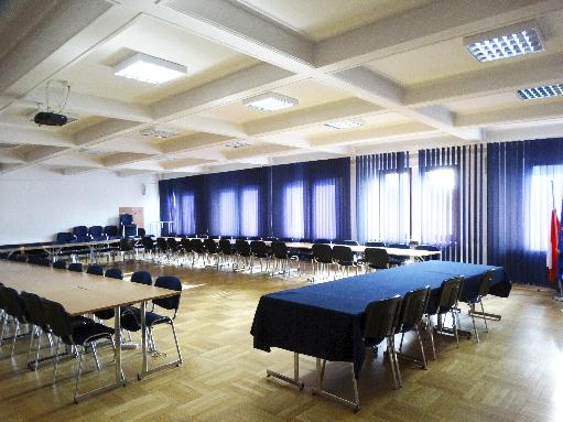 nagłośnienie, mikrofony, komputer. SALA KONFERENCYJNA W WARSZAWIE Sala konferencyjna w Warszawie, przy ulicy Bitwy Warszawskiej 1920 r. nr 3.