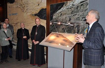 Janusz Górecki Okruchy świętości. Relikwie Drzewa Krzyża Świętego... 131 Ryc. 1. Uroczystość otwarcia wystawy przez jej autora i kuratora dr.