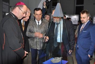 Ukazuje także możliwe liczne powiązania z największymi kręgami kulturowymi ówczesnej Europy, bowiem relikwiarz ten mógł stanowić dar cesarski upamiętniający chrzest Mieszka