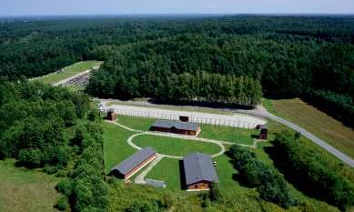 Ołtarz z ornamentacją wykonaną poprzez wypalanie drewna, pokryty bezbarwnym lakierem oraz gurką M.B. Różańcowej z symetrycznie umieszczonymi gipsowymi gurkami klęczących aniołków.