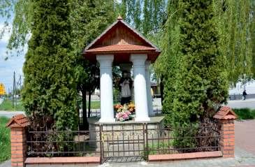 PUSTKÓW KROWNICE Kapliczka z 1938 r. PUSTKÓW KROWNICE Krzyż jubileuszowy BRZEŹNICA z 1933 r. Krzyż z 1980 r. KOZŁÓW 50.141306 N 21.517409 E Kapliczka z gurą Św.