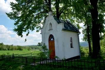 Wzniesiony w stylu nawiązującym do modernizmu, posiada jednorodny wystrój wnętrza prezentujący stylistykę typową dla sztuki sakralnej lat 60 XX w.