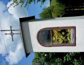 GUMNISKA 50.005116 N 21.394660 E Kapliczka podworska z 1975 r. Kapliczka ufundowana przez właścicieli majątku Gumniska w pobliżu nieistniejącego obecnie dworu.