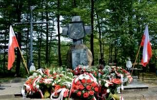 Kapliczka słupowa, wybudowana w miejsce kapliczki murowanej (domkowej) z 1888 r. Historia mówi, że w 1945 r.