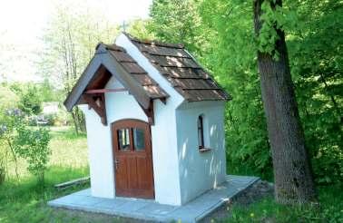 Krzyż z 1995 r. otoczony płotkiem z dużym wizerunkiem Chrystusa pomalowany na biało. Nad wizerunkiem umieszczona tabliczka INRI. 50.