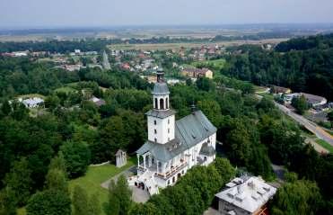 W ciągu wieków świątynia była wielokrotnie odnawiana i częściowo rozbudowywana. W 1756 r. nad zakrystią wybudowano skarbiec oraz do korpusu dostawiono dwie kaplice.