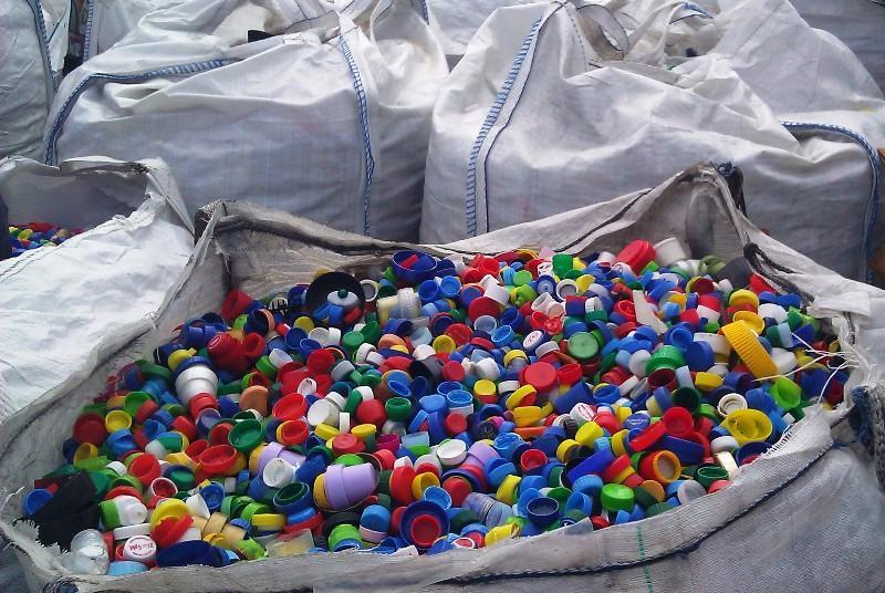 Za każdy ich kilogram oddany do INNEKO szkoła otrzymuje fundusze, które może przeznaczyć na dowolnie wybrany przez siebie cel.