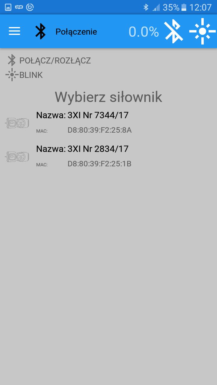 L), w górnej części (belce) aplikacji, zmieniają kolor, odpowiednio na czerwony i zielony.