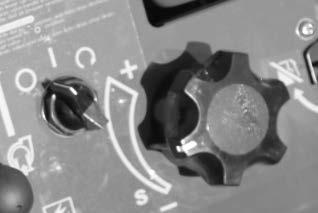 Włącz mechanizm zapadkowy rozrusznika, ciągnąc uchwyt powoli do siebie.