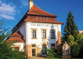 Dwór Karwacjanów, fot.arch. MOT Gorlice dwór Karwacjanów W Gorlicach można zwiedzić, przypominający nieco kasztel z Szymbarku, dwór Karwacjanów.