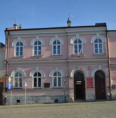 Za synagogą znajdowała się mykwa - czyli pomieszczenia z basenem przeznaczone do ablucji oraz mycia naczyń skalanych nieczystością rytualną. W październiku 1941 r.