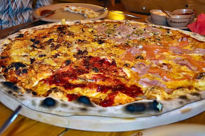 Największa pizza na Ursynowie, oryginalne smaki Pizzeria Biesiadowo to ciekawy staropolski wystrój, ale przede wszystkim pizza, która zaspokoi nawet