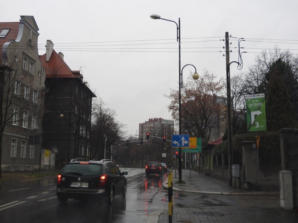 Jedne oprawy (typowo uliczne) oświetlają ulicę, natomiast drugie ( kule ) oświetlają równoległy do ulicy chodnik.