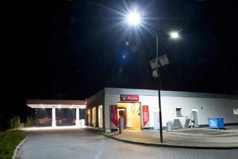 KLIENT STACJA BENZYNOWA LOKALIZACJA POLSKA REZULTAT 80% ROCZNE OSZCZĘDNOŚCI ENERGII 8 935 KWH Rodzaj oświetlenia Typ realizacji Rodzaj lamp Liczba lamp Obniżenie zużycia energii elektrycznej