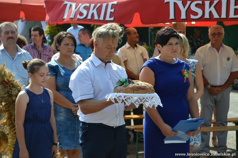 Podczas Mszy Świętej odbył się korowód dożynkowy poprowadzony przez starostów dożynek Panią Ewę Szornal i Pana Tomasza Pastuszak, podczas którego przekazali oni tradycyjny bochen chleba wypieczony z