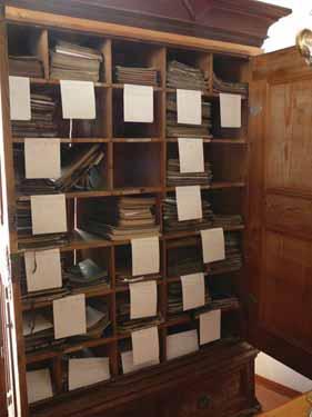 506 Kronika Projektu Ryc. 3. Klasztor benedyktynek w Krzeszowie, biblioteka, szafa nr 2 z muzykaliami. Fot. G.
