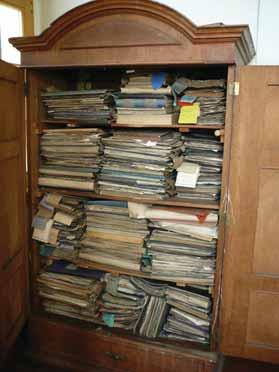 Kronika Projektu 507 Ryc. 4. Klasztor benedyktynek w Krzeszowie, szafa nr 3 z materiałami archiwalnymi z Krzeszowa i okolicznych miejscowości. Fot. G.