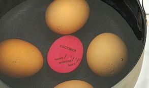 Po usmażeniu możesz podać omlet na pokrywce na stół sprawdza się w roli talerza. Doskonała także do wyjmowania ciast z tortownicy.