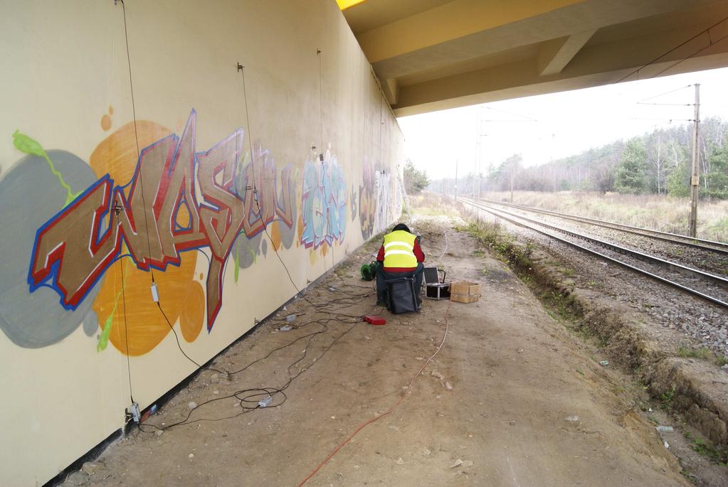 Konstrukcje mostowe 1247 Rysunek nr 5. Rozmieszczenie czujników EA W sąsiedztwie kaŝdego z czujników wywołano sygnały do testowania sprawności czujników i poprawności ich zamocowania.