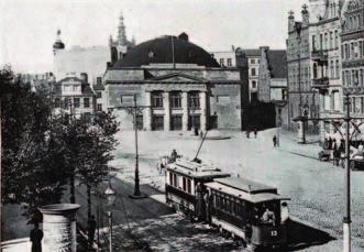Czasami były to samochody na podwoziu ciężarówek. Pierwsza linia autoomnibusowa pojawiła się na trasie Gdańsk Stogi w roku 1912. Autoomnibusy mogły wówczas zabierać od 16 do 42 pasażerów.