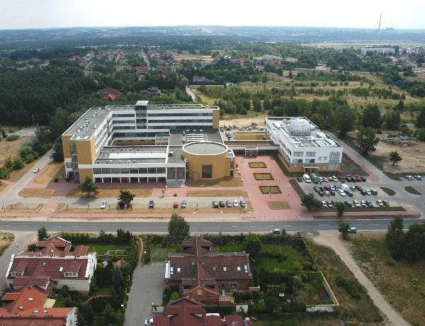 - prezentacja multimedialna (pliki PPT lub PDF) powinna być przekazana organizatorom przed rozpoczęciem danej sesji referatowej, podczas przerwy kawowej (będzie dostępna osoba do pomocy) POSTERY -