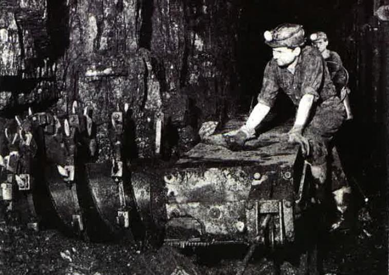 Pod koniec lat 40-tych ubiegłego wieku pojawiła się w Wielkiej Brytanii, pośród innych pomysłów koncepcja bębnowego kombajnu frezującego.
