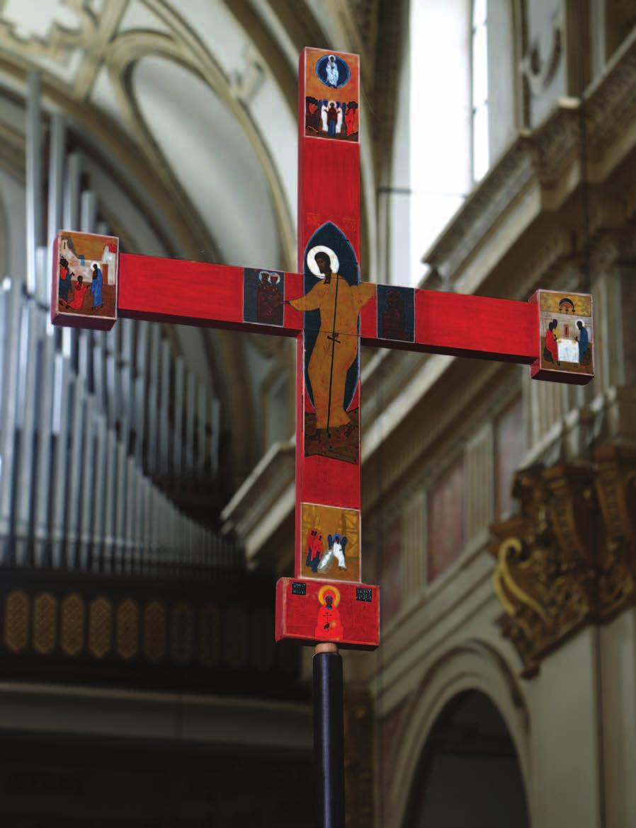 1. Jerzy Nowosielski, krzyż ołtarzowy widok we wnętrzu kościoła, opactwo oo.