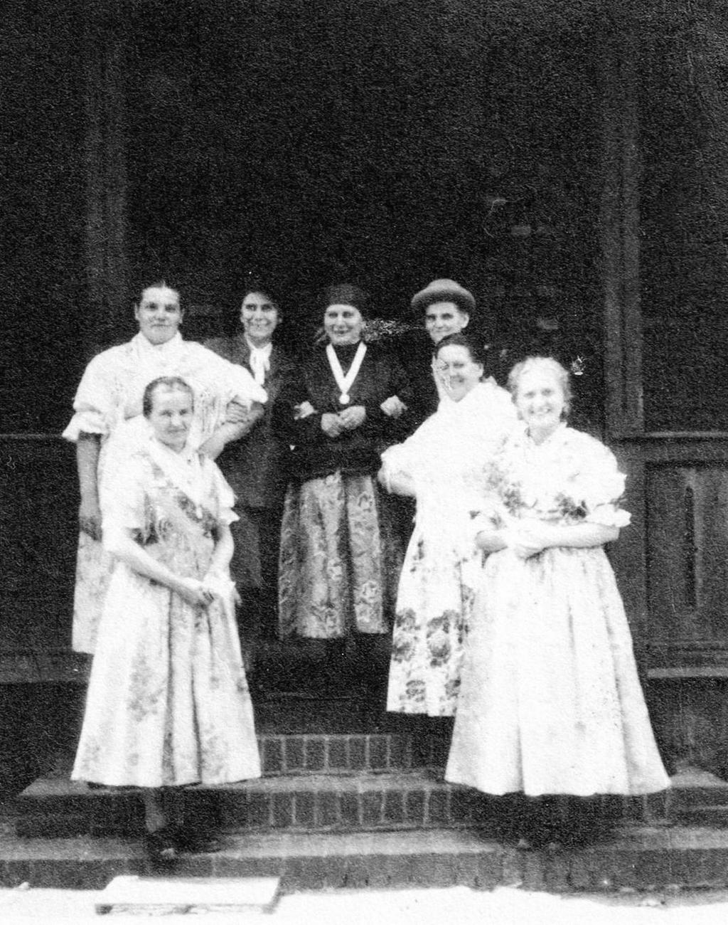 102 Fotografia 19. Członkinie Towarzystwa Polek z Rudy, pięć kobiet w strojach ludowych.