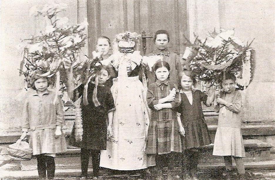 Fotografia 3. Dziewczyny śląskie z marzanka i gaikiem, w: Powiat świętochłowicki, s. 187. Strój górniczy.