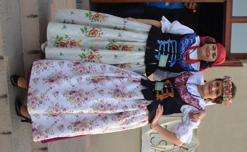 146 Longina Kroker i Klaudia Goczok w strojach śląskich podczas I Festu
