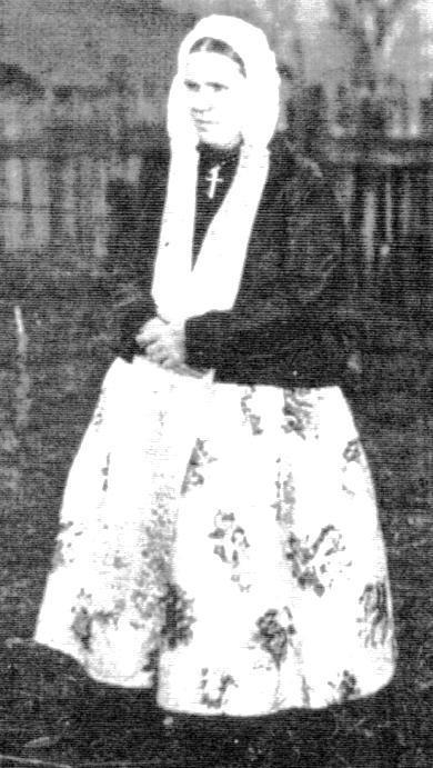 Akcent rudzki pojawia się w cytowanym opracowaniu raz jeszcze, w zagadkowym podpisie pod zdjęciem: Wdowa w stroju ślubnym. Ruda Śląska 1930 r. 10 [Fotografia 3.