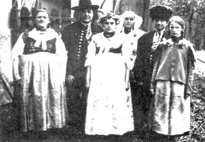 rach, Kozłowej Górze noszono czepce budy, ale w Chorzowie, Świętochłowicach, Radzionkowie, Nakle, Brzozowicach, Dąbrówce Wielkiej purpurki.