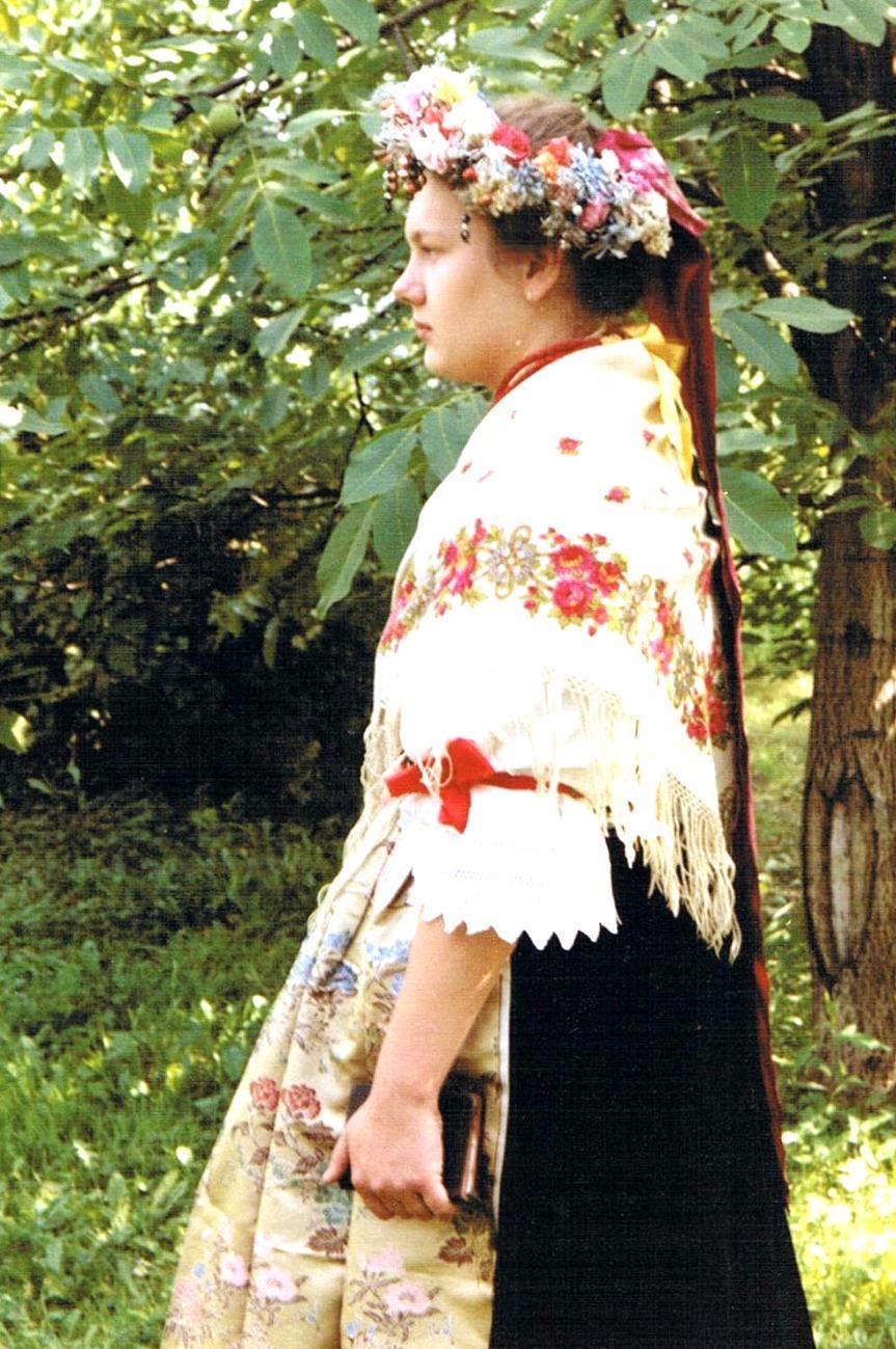 Teraz kładę na ramiona szalejkę chustkę z cienkiej wełenki w pastelowych kolorach, malowaną lub haftowaną w kwiaty, z frędzlami. Fotografia 9. Zbiory rodzinne Anny Stempnik.