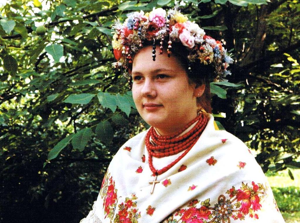 Teraz przychodzi pora na przystrojenie głowy. Na głowie mam wianek ze sztucznych kwiatów i różnych błyskotek, zwany galandą. 36 Fotografia 12. Zbiory rodzinne Anny Stempnik.